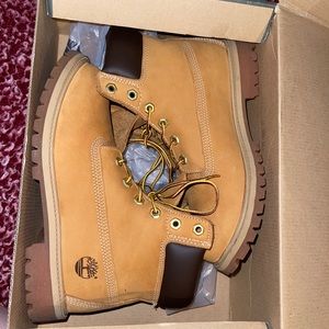 Timberland Boots Juniors/Boys size 6, Can fit women in sizes 7 to a 7.5